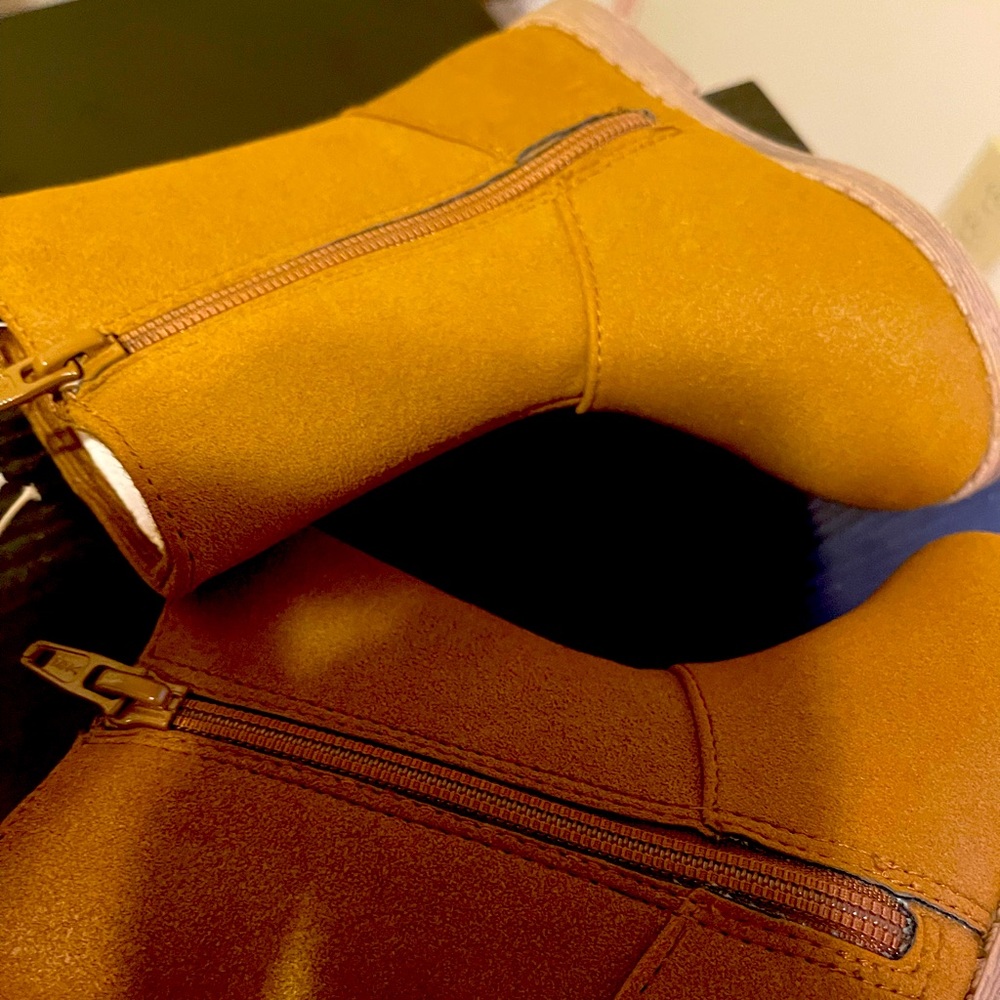 Toddler zipper boots.